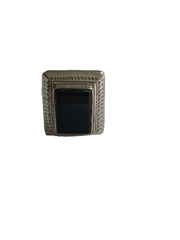Bague touarègue en argent ciselé ornée d'une pierre agate noire