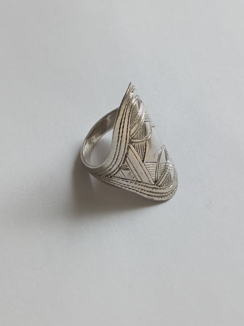 Bague touarègue en argent ciselé