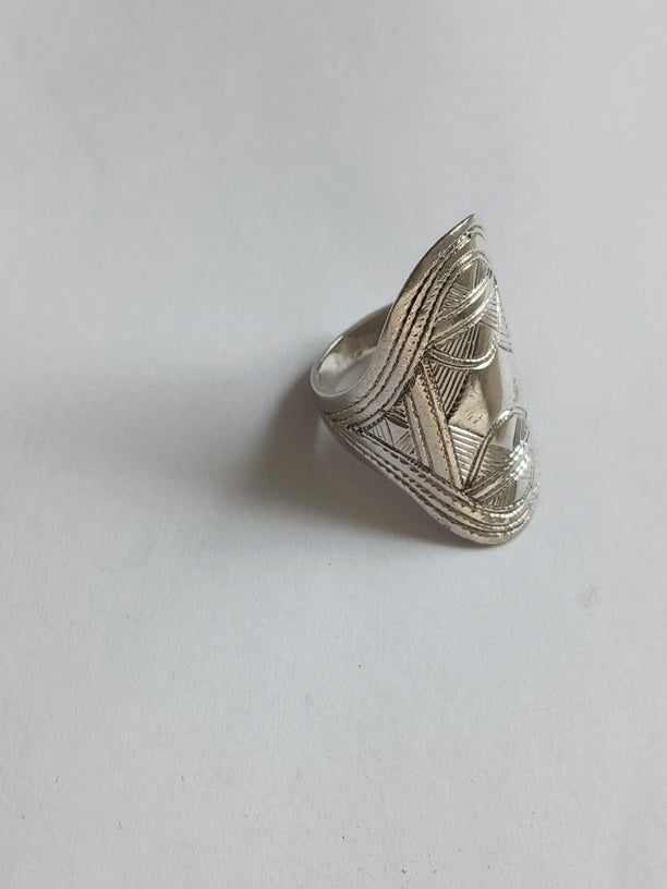 Bague touarègue en argent ciselé