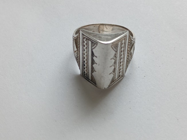 Bague touarègue en argent ciselé