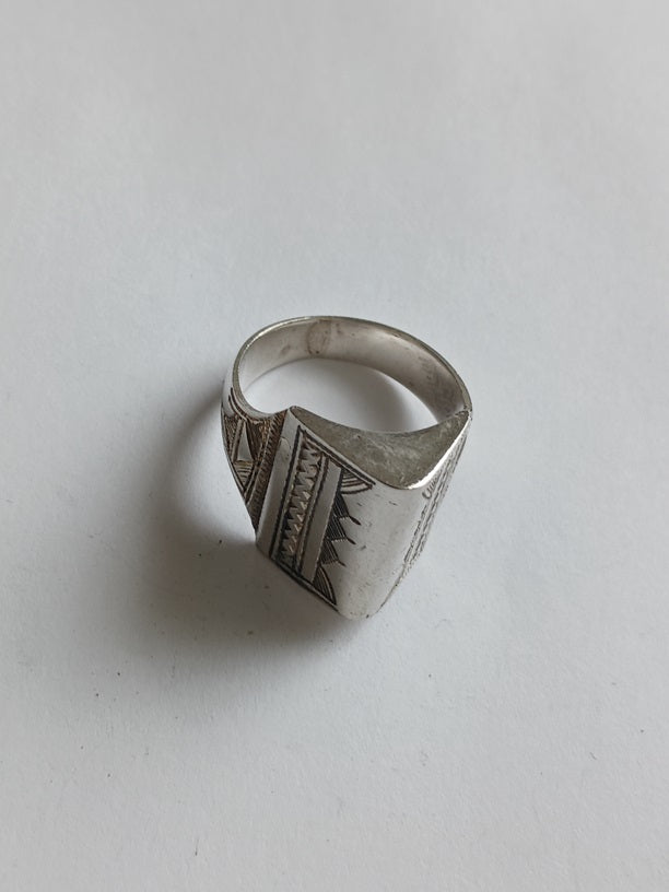 Bague touarègue en argent ciselé