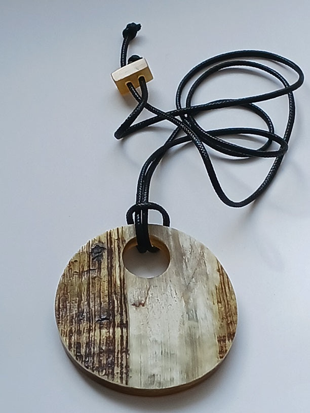 Collier en corne de qualité