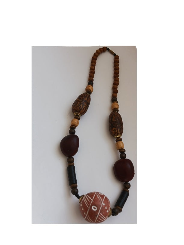 Collier en terre cuite, noyaux de karité, et perles