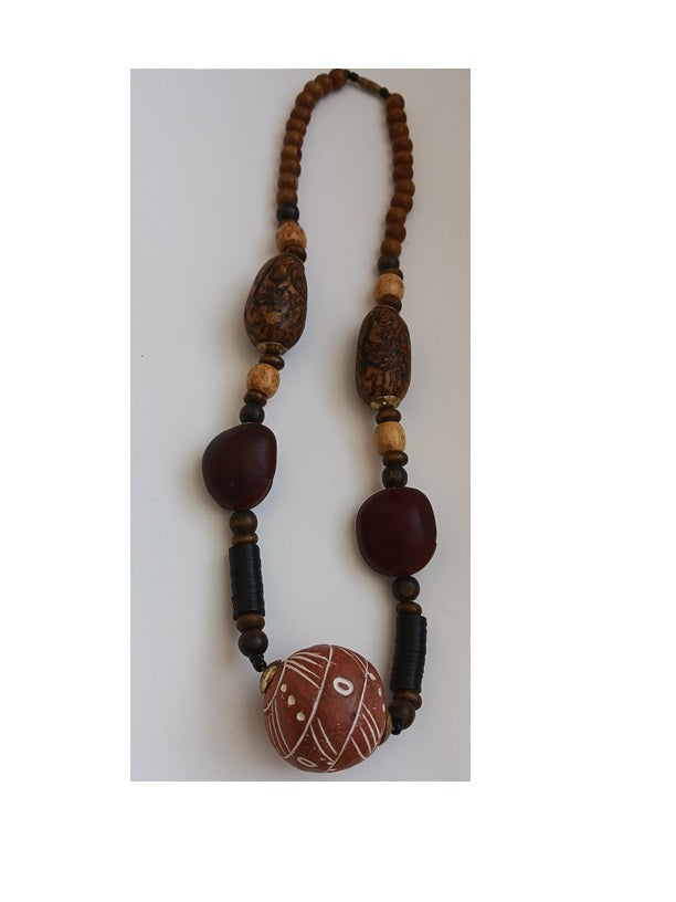 Collier en terre cuite, noyaux de karité, et perles