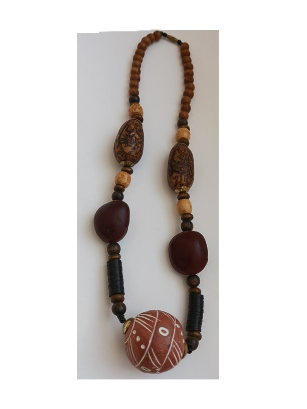 Collier en terre cuite, noyaux de karité, et perles