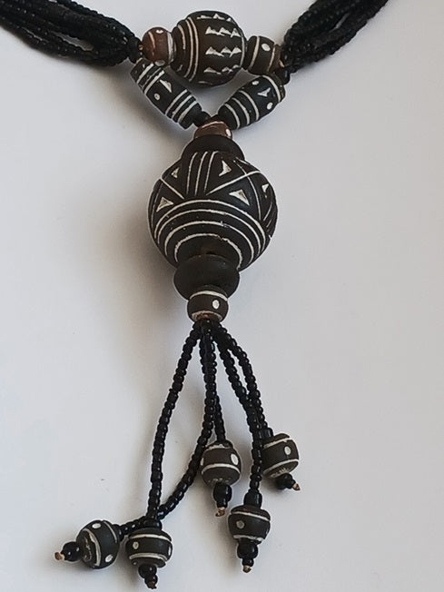 Collier en terre cuite et perles