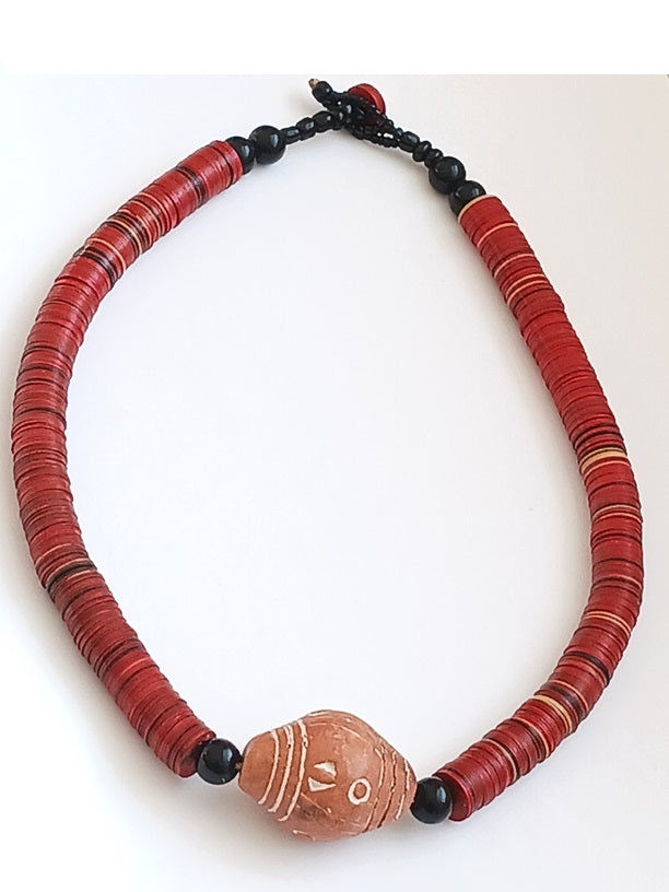 Collier en terre cuite et plastique recyclé