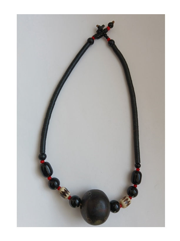 Collier en bois et perles