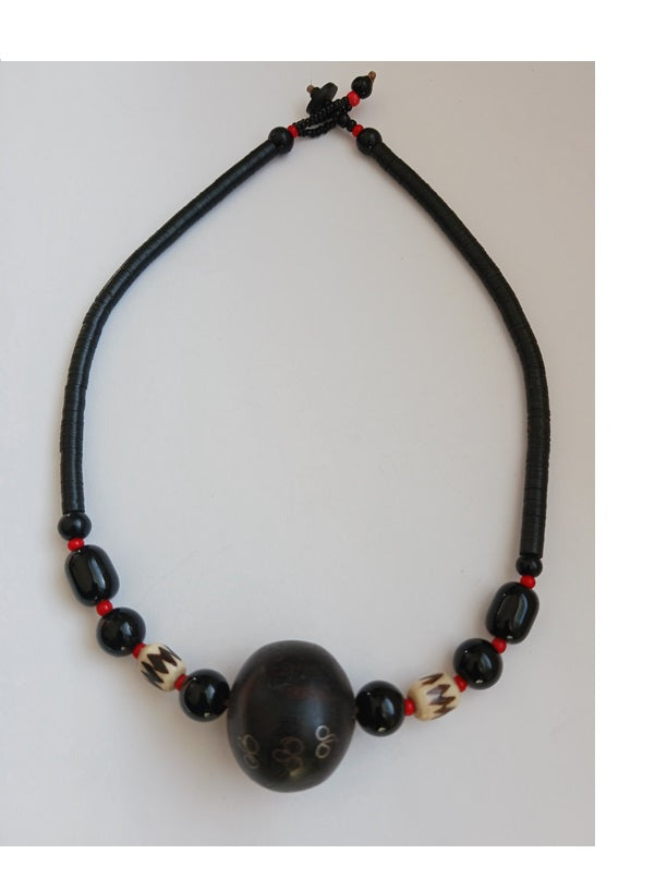 Collier en bois et perles