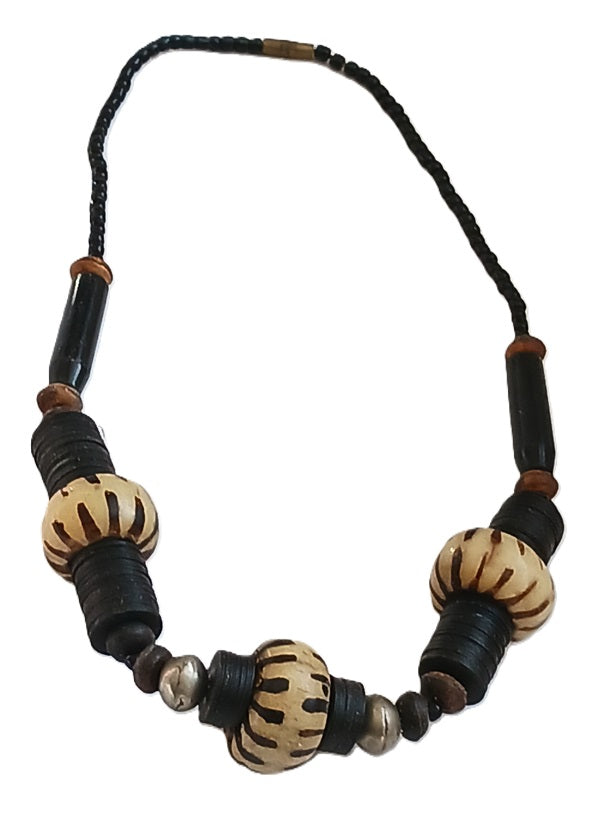 Collier en os et perles