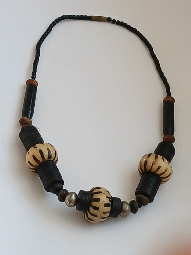 Collier en os et perles