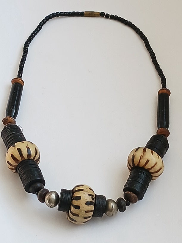 Collier en os et perles
