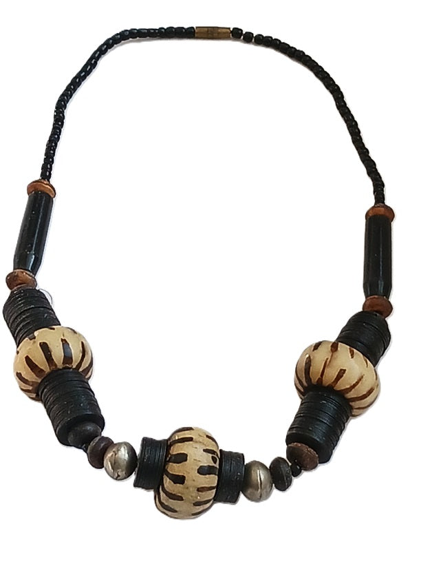 Collier en os et perles