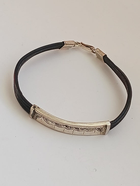 Bracelet touareg en argent avec des cordons en cuir