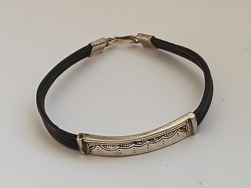 Bracelet touareg en argent avec des cordons en cuir
