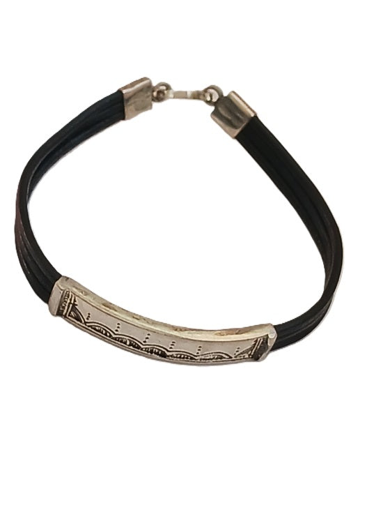 Bracelet touareg en argent avec des cordons en cuir