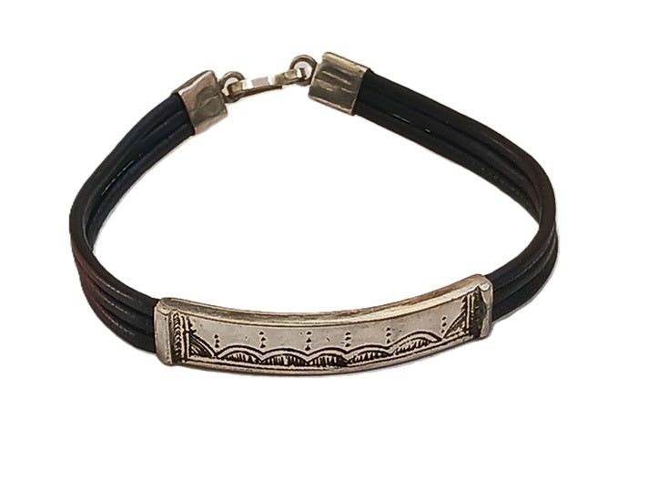 Bracelet touareg en argent avec des cordons en cuir