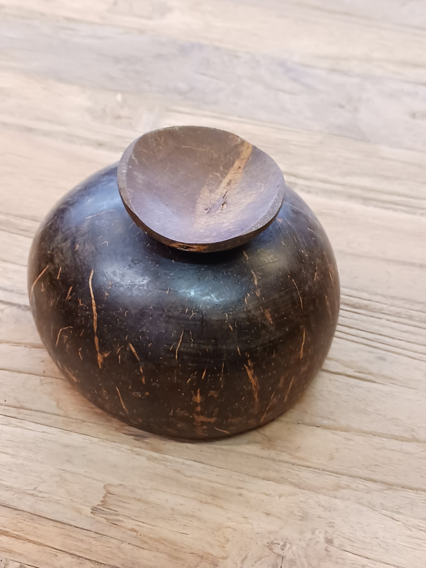 Bol, vide poche en noix de coco