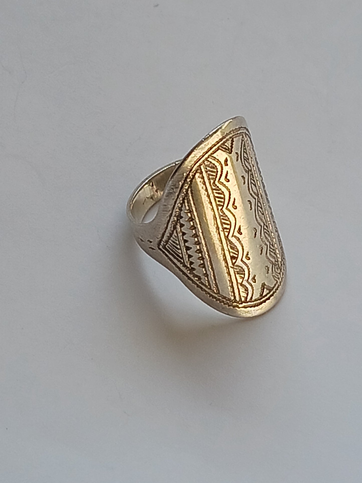 Bague touarègue en argent ciselé ornée d'une pierre agate