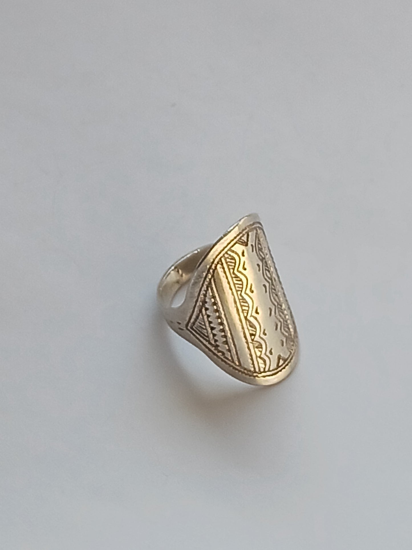 Bague touarègue en argent ciselé ornée d'une pierre agate
