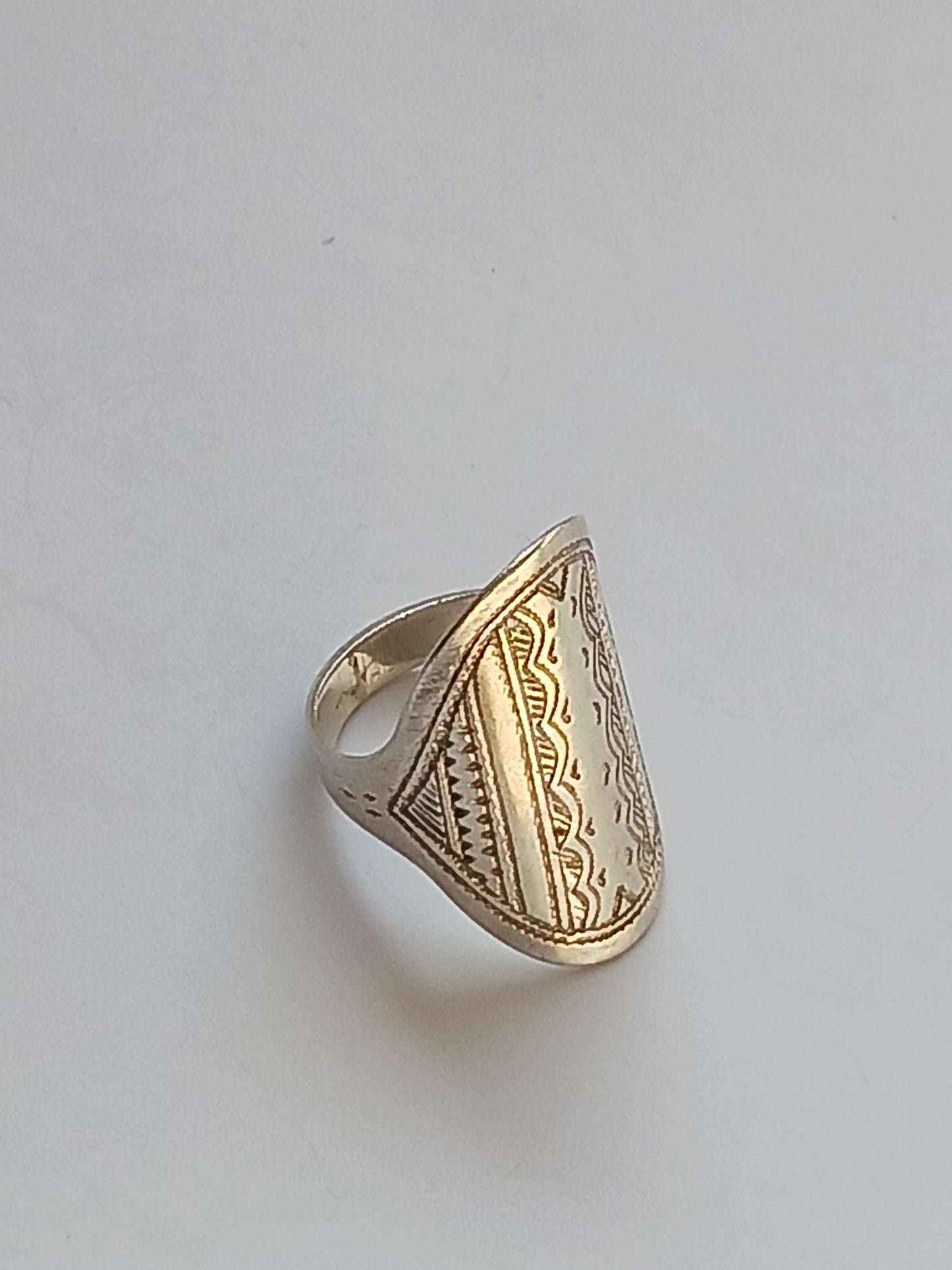 Bague touarègue en argent ciselé ornée d'une pierre agate