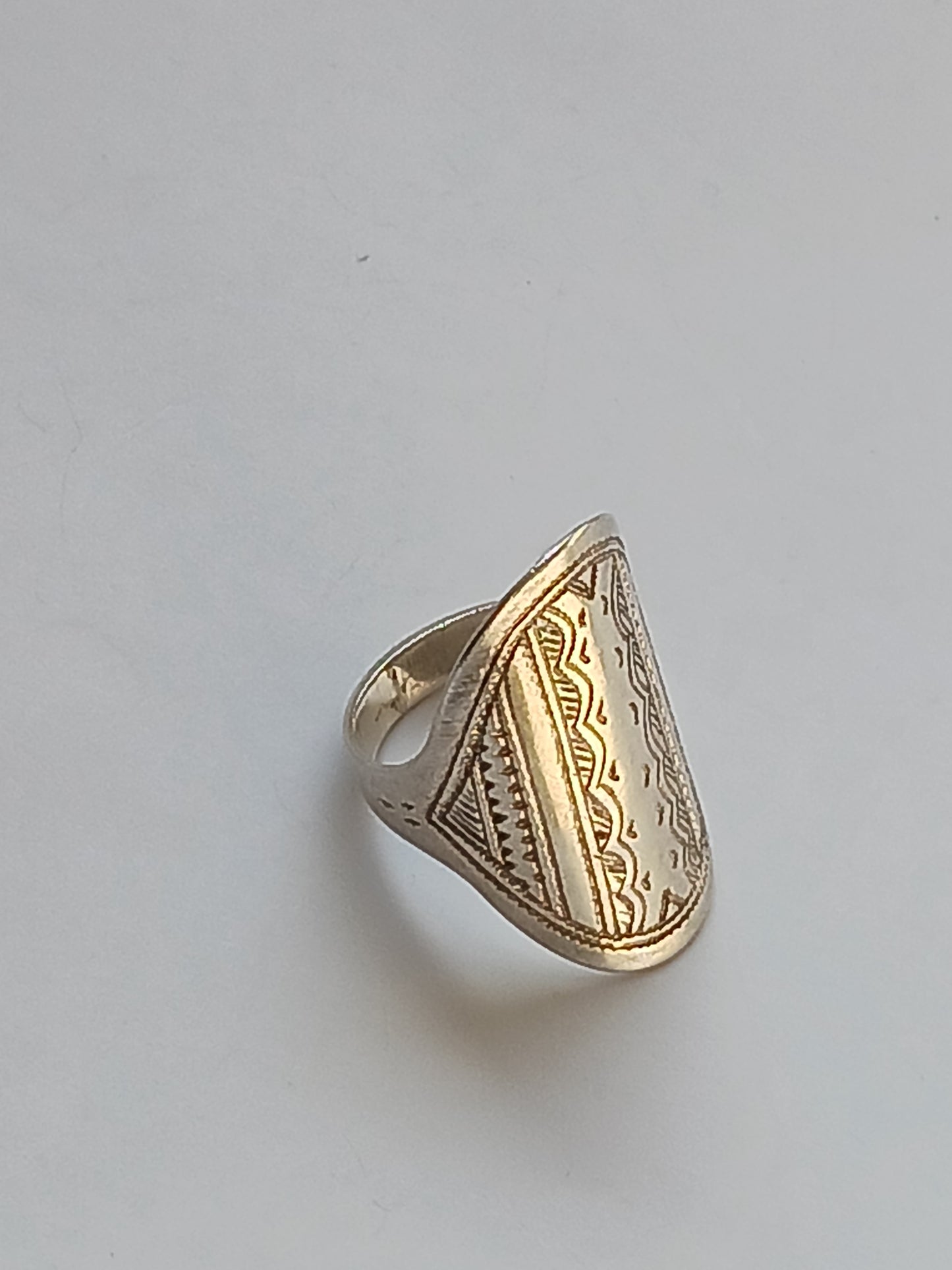 Bague touarègue en argent ciselé ornée d'une pierre agate