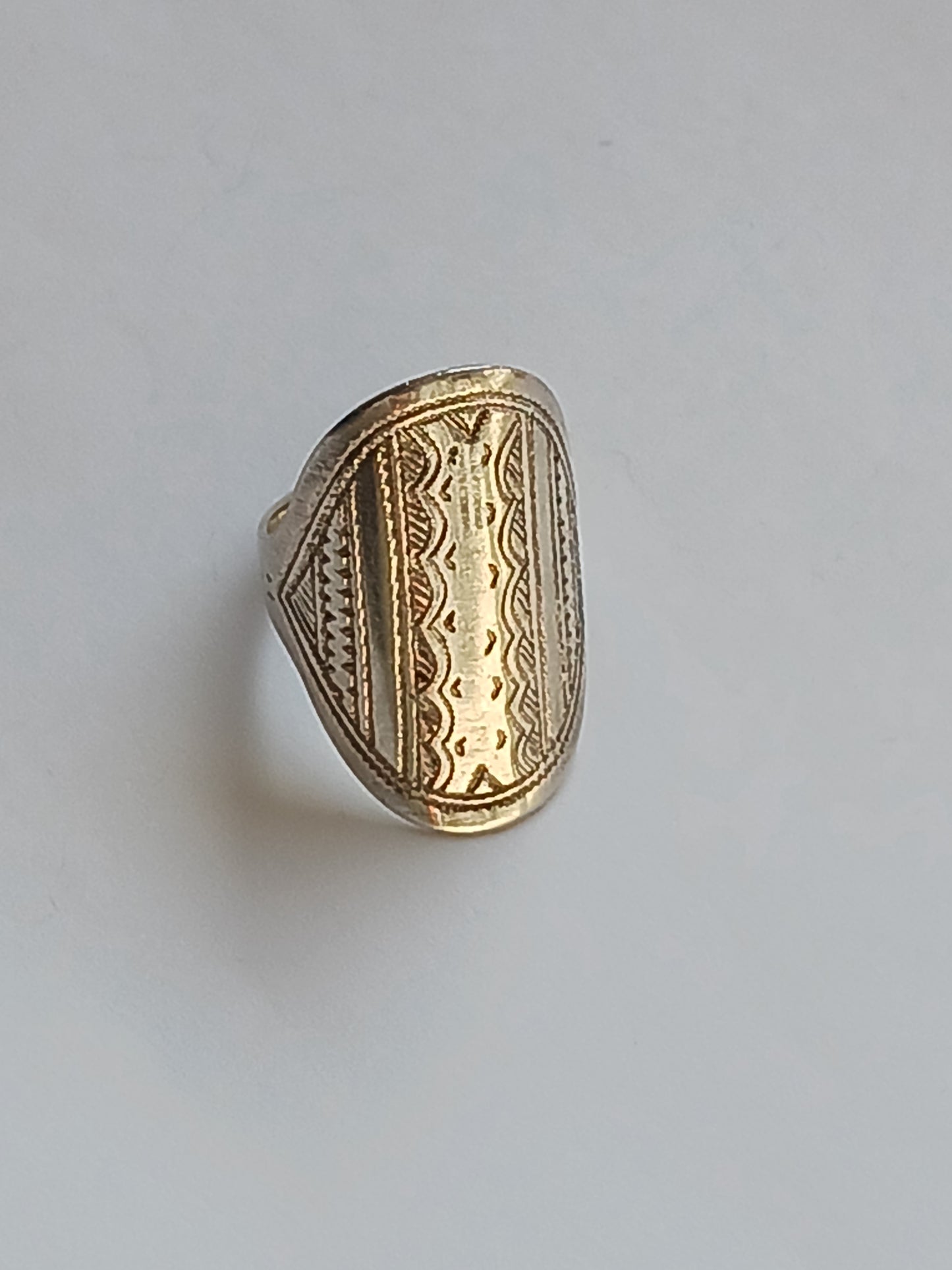 Bague touarègue en argent ciselé ornée d'une pierre agate