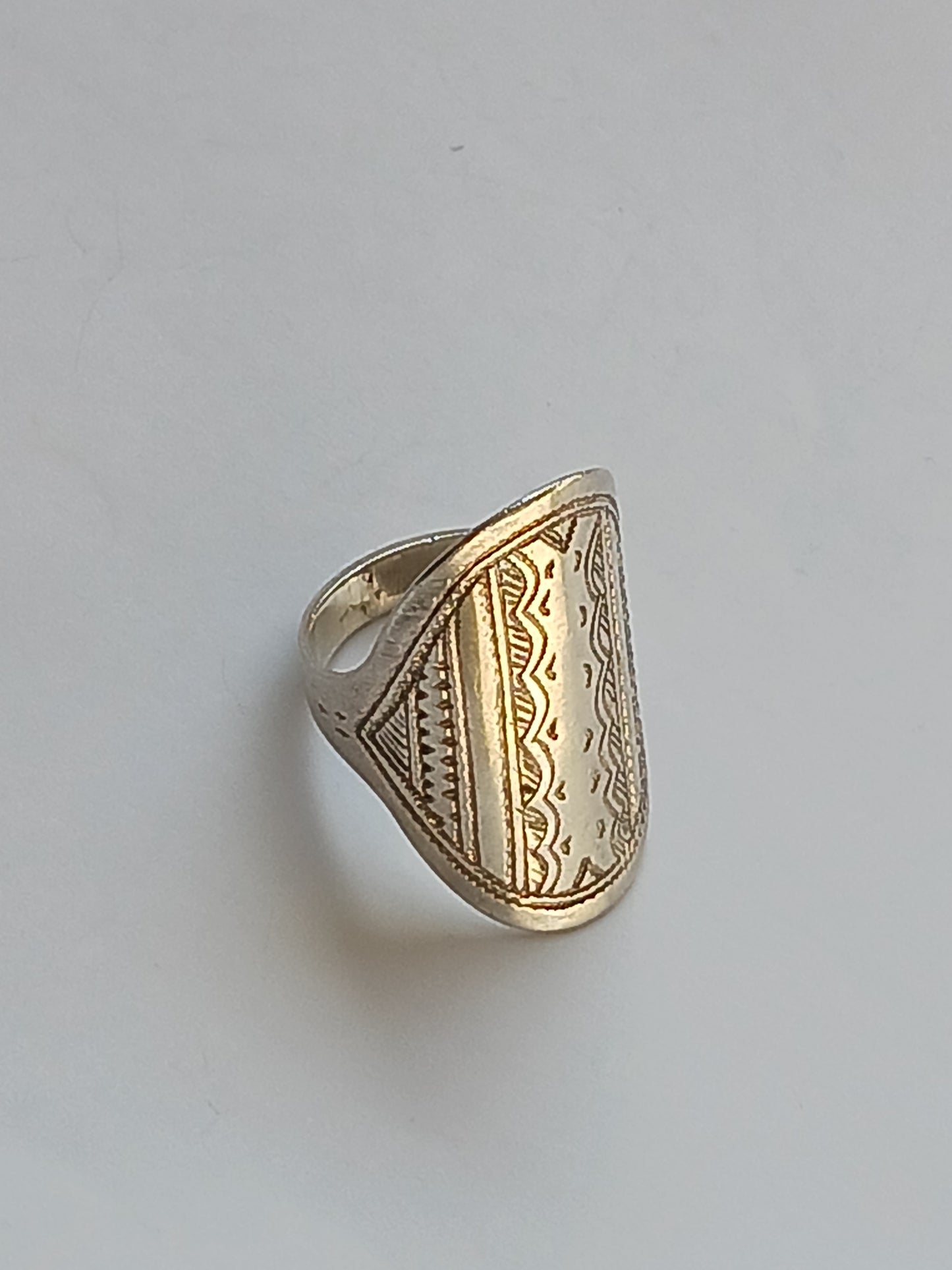 Bague touarègue en argent ciselé ornée d'une pierre agate