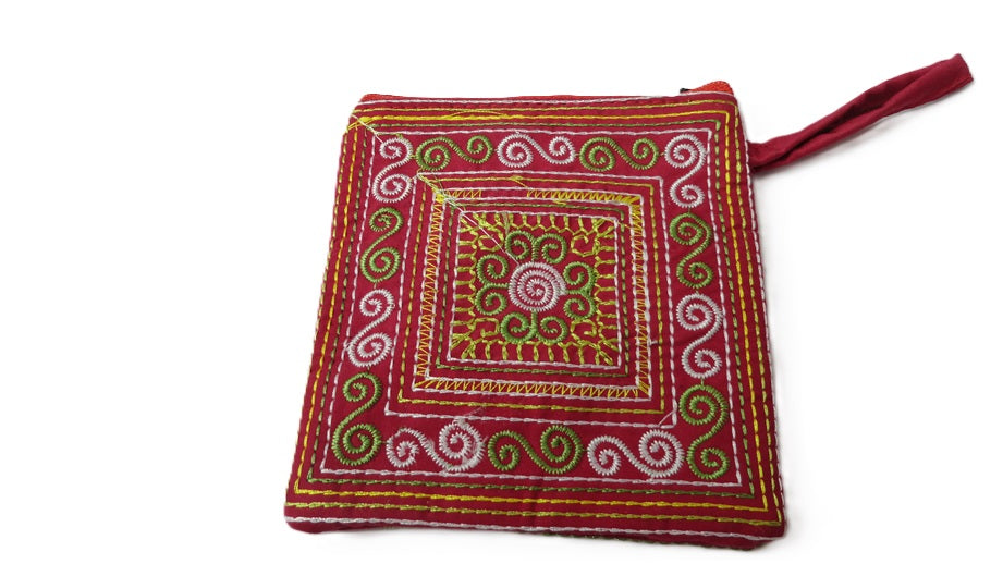 Pochette en tissu brodée