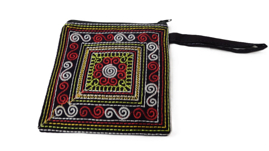 Pochette en tissu brodée