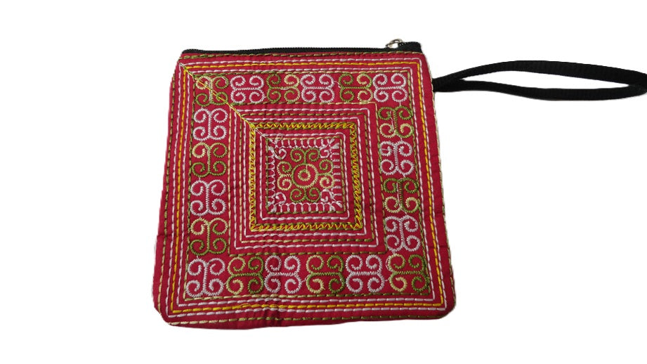 Pochette en tissu brodée