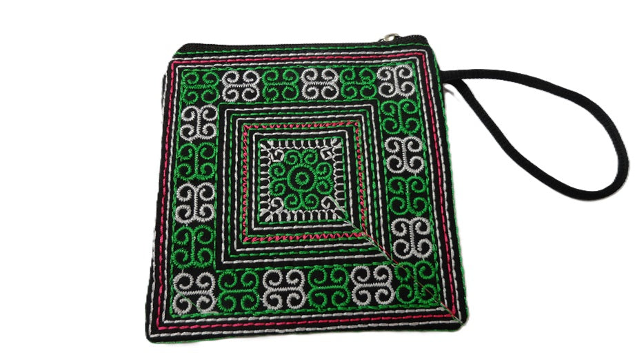 Pochette en tissu brodée