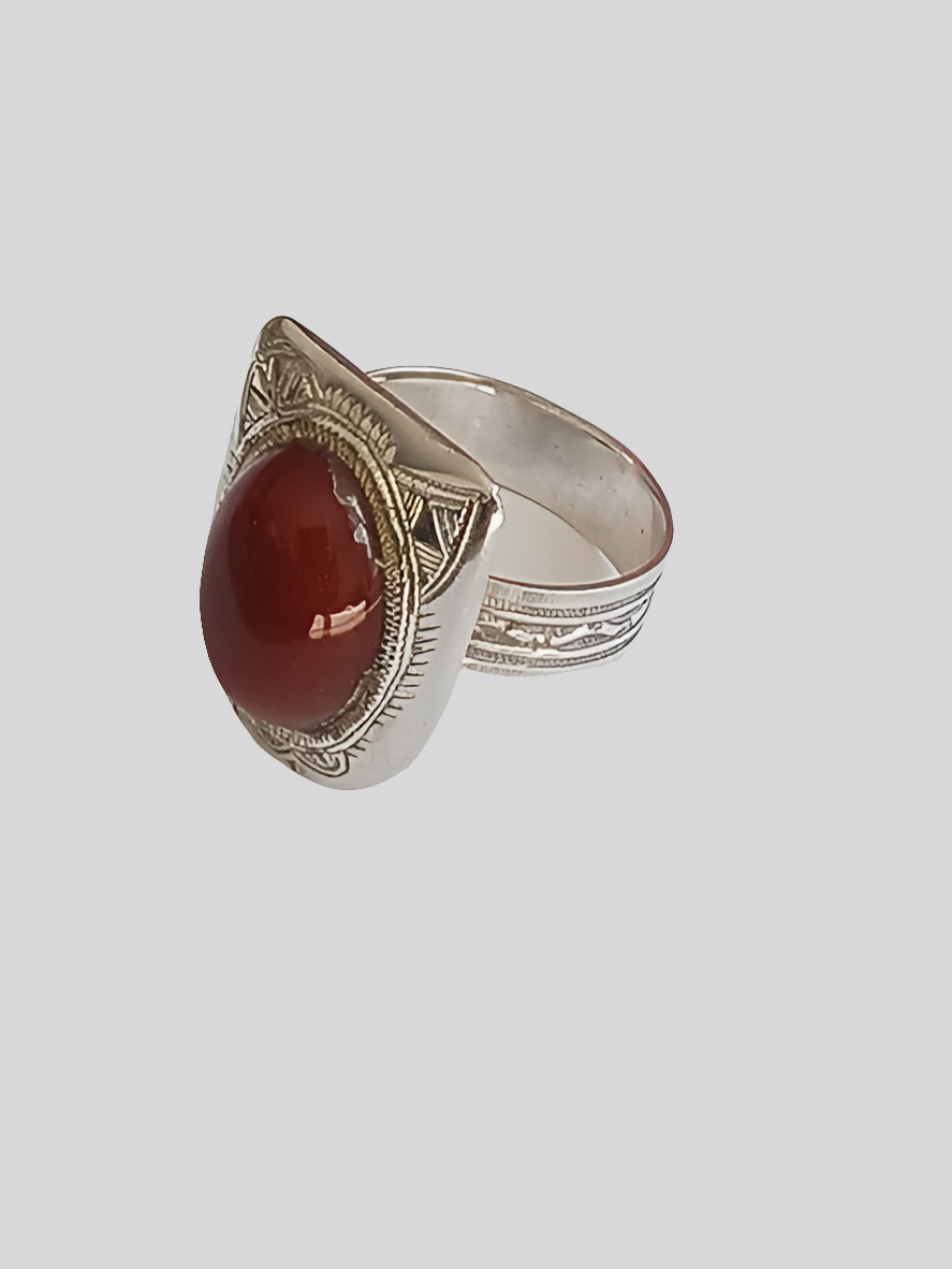 Bague touarègue en argent ciselé ornée d'une jolie pierre agate