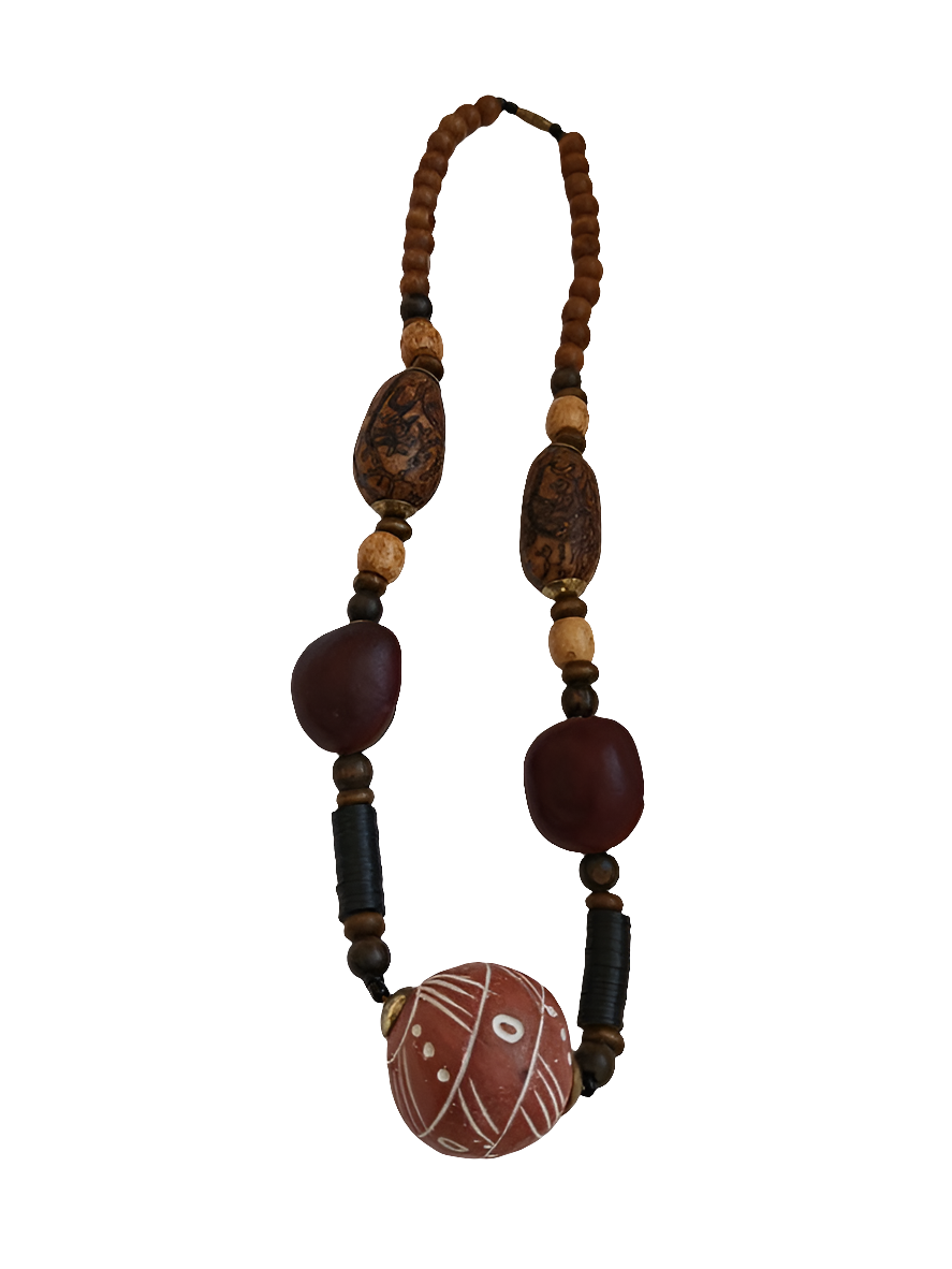 Collier en terre cuite, noyaux de karité, et perles