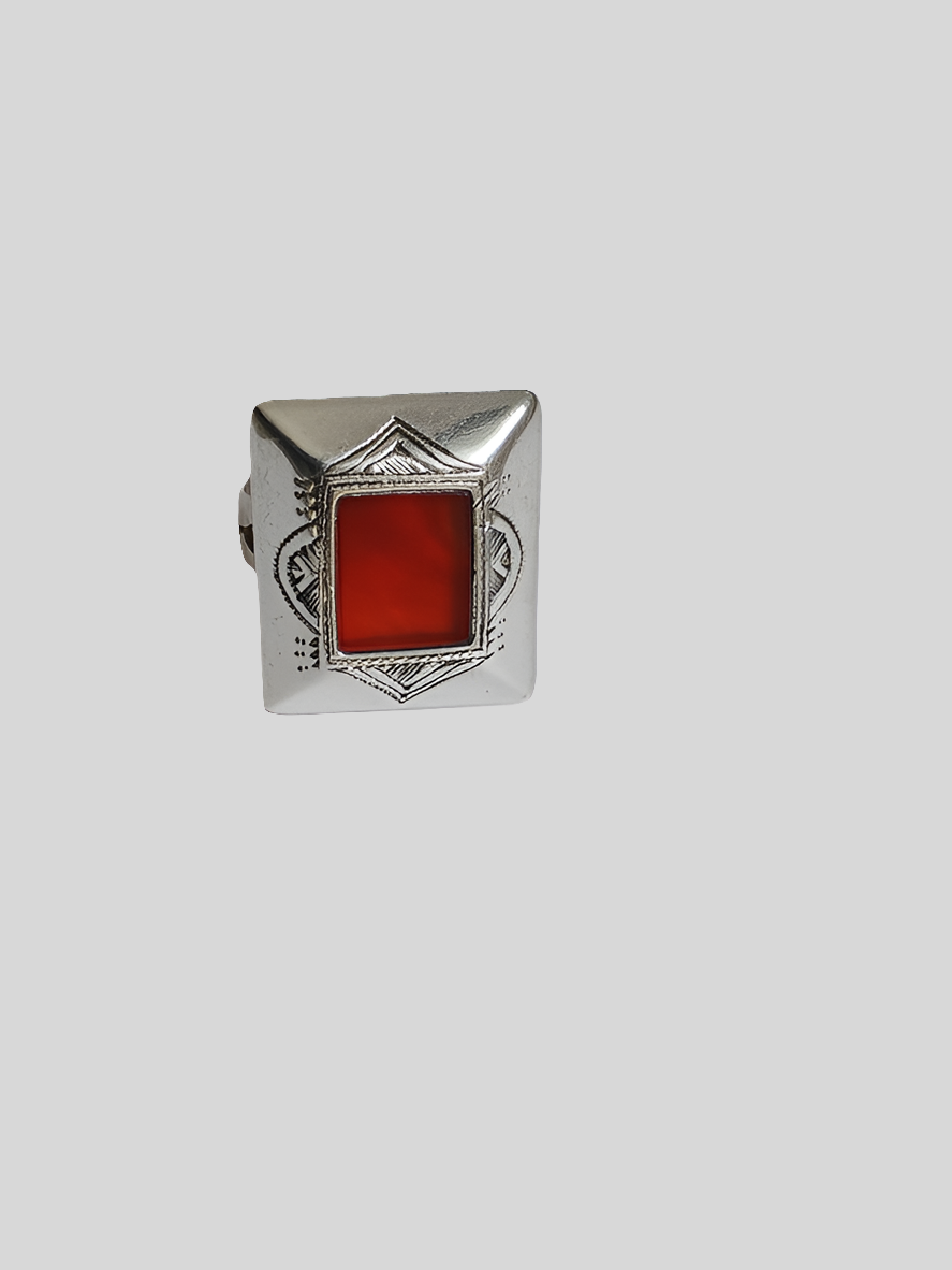 Bague touarègue en argent ciselé ornée d'une pierre agate