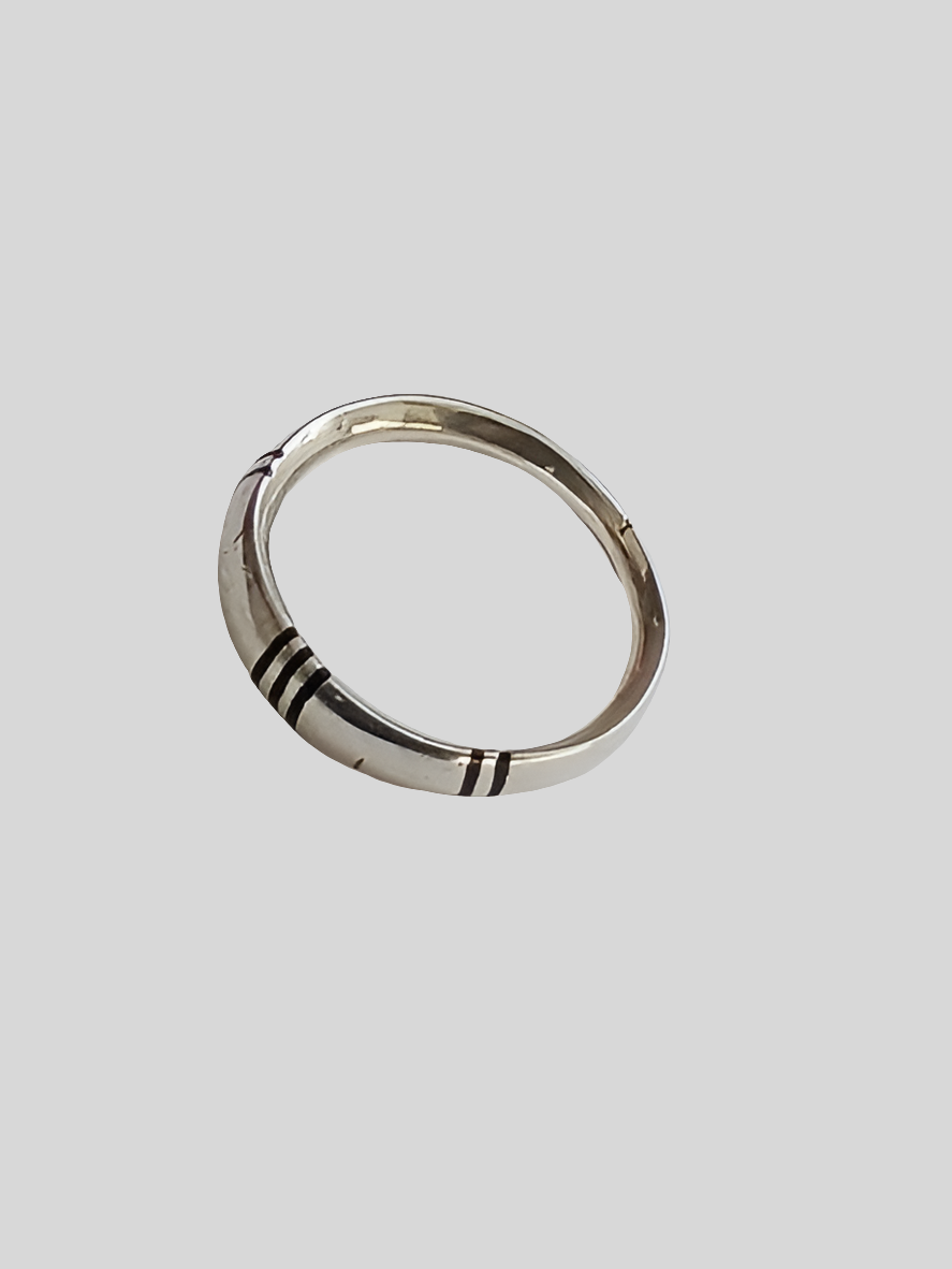 Bague touarègue en argent ciselé avec des motifs en bois débène