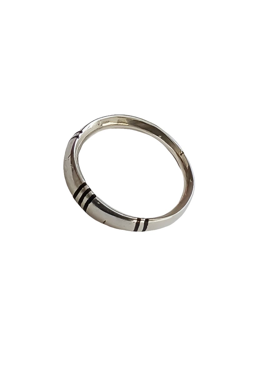 Bague touarègue en argent ciselé avec des motifs en bois débène