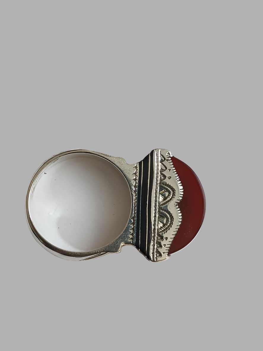 Bague touarègue en argent ciselé ornée d'une pierre agate