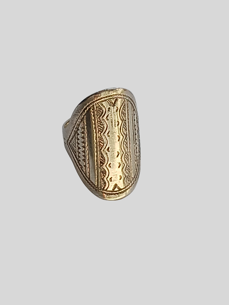 Bague touarègue en argent ciselé ornée d'une pierre agate