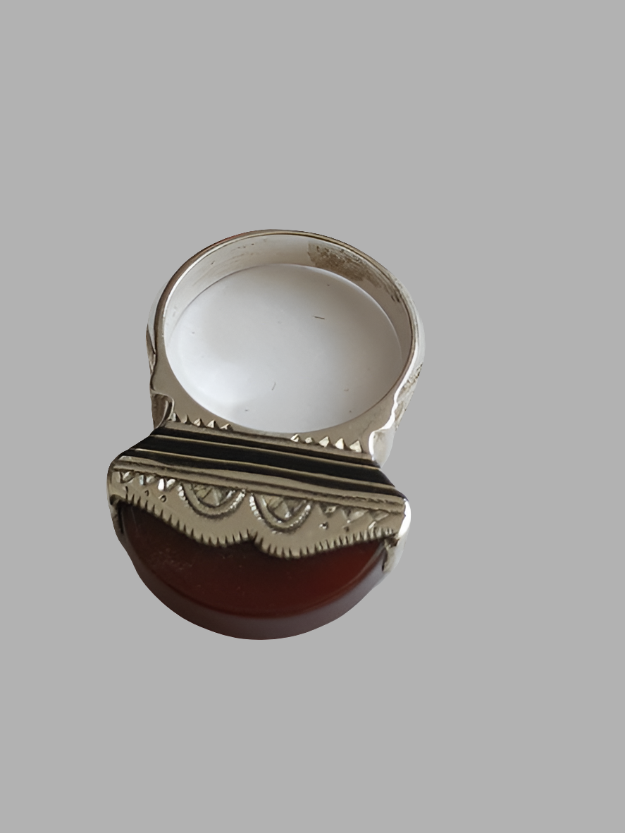 Bague touarègue en argent ciselé ornée d'une pierre agate
