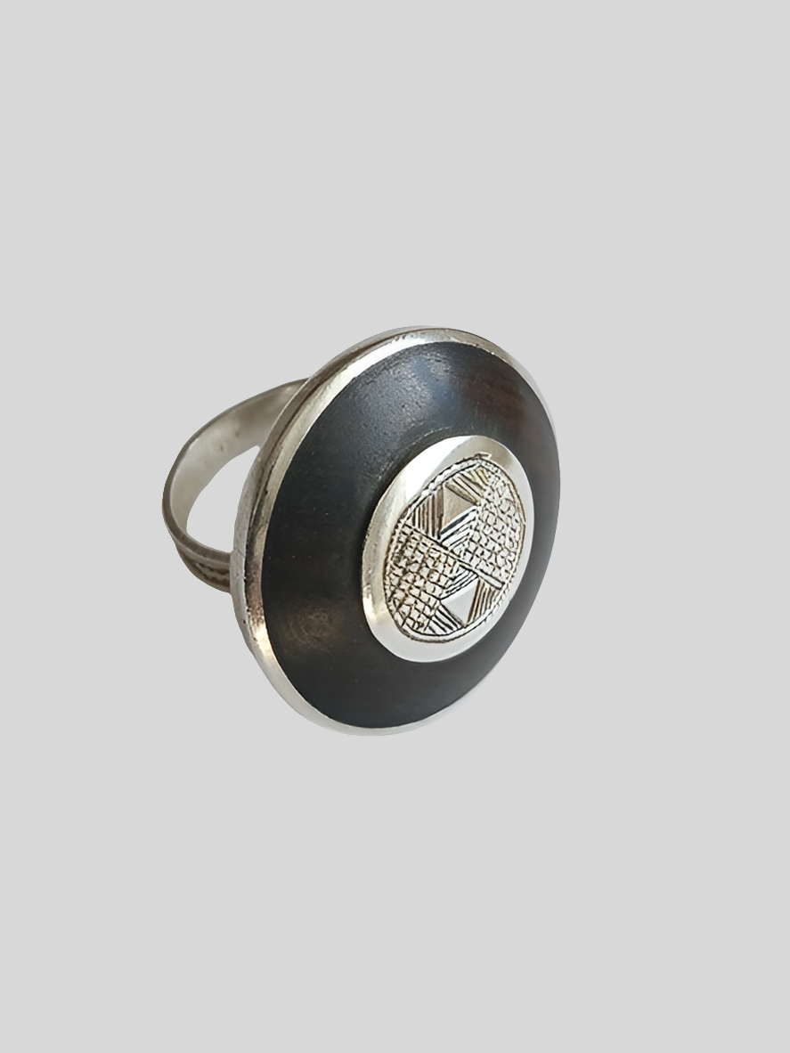 Bague touarègue en argent ciselé et bois d'ébène