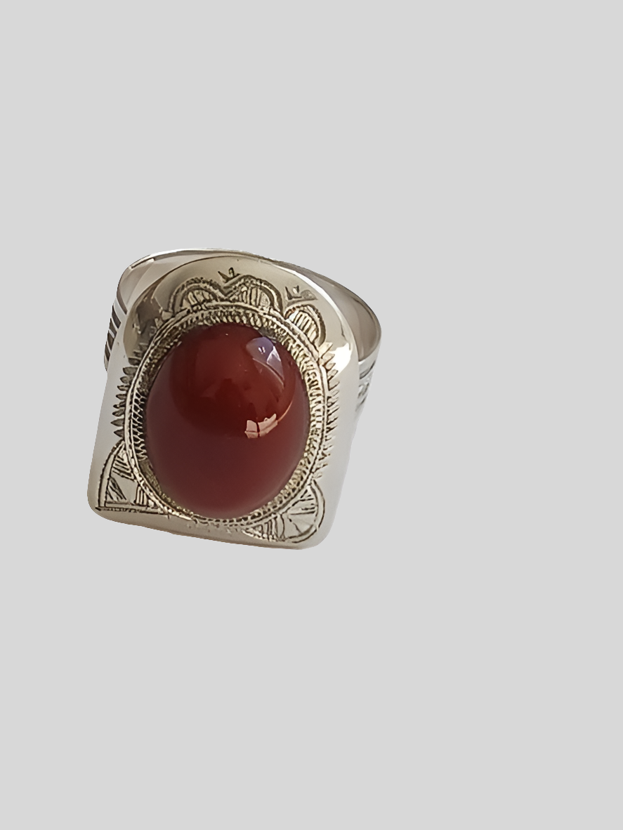 Bague touarègue en argent ciselé ornée d'une jolie pierre agate