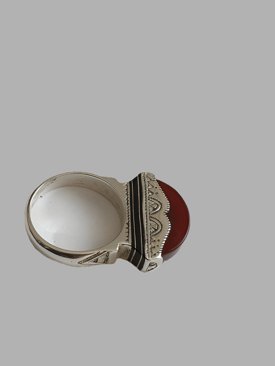 Bague touarègue en argent ciselé ornée d'une pierre agate
