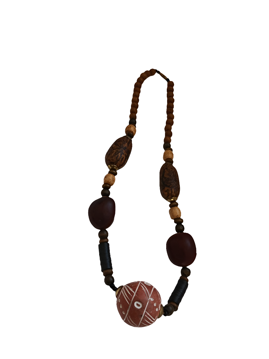 Collier en terre cuite, noyaux de karité, et perles