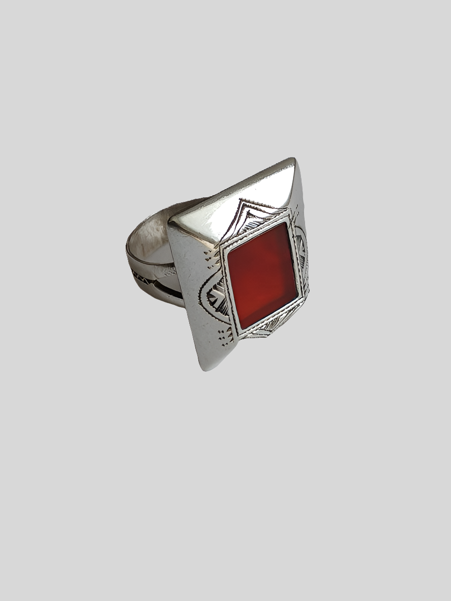 Bague touarègue en argent ciselé ornée d'une pierre agate