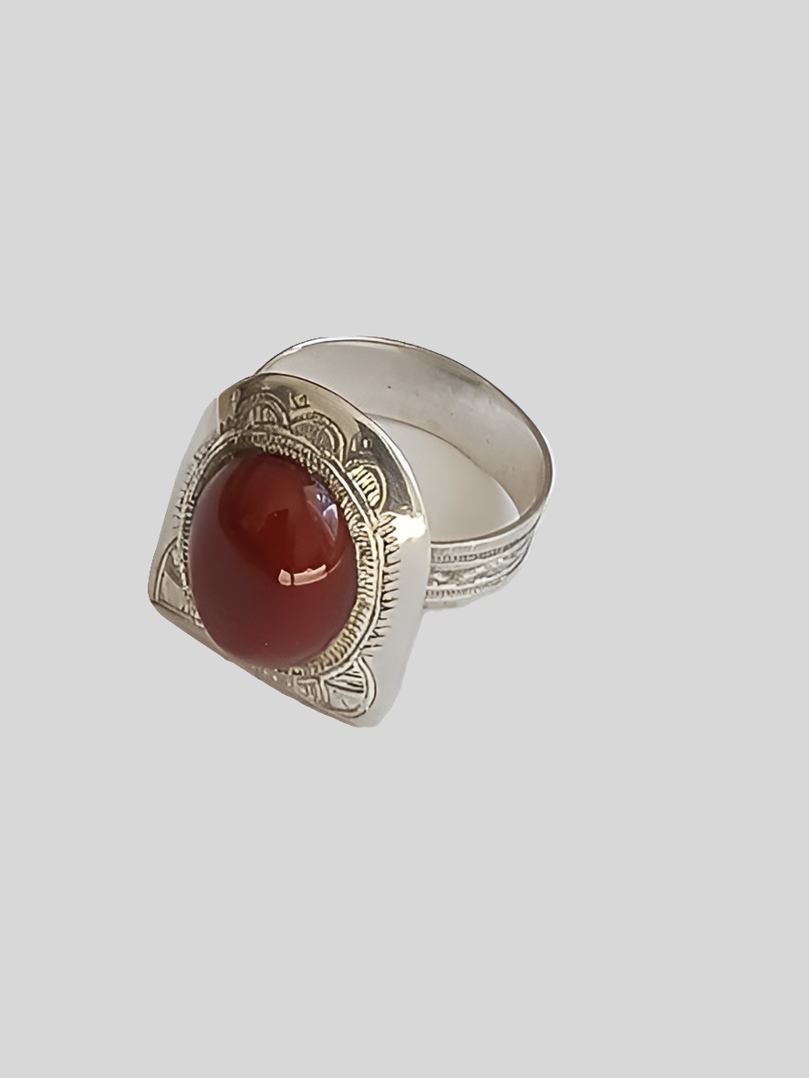 Bague touarègue en argent ciselé ornée d'une jolie pierre agate