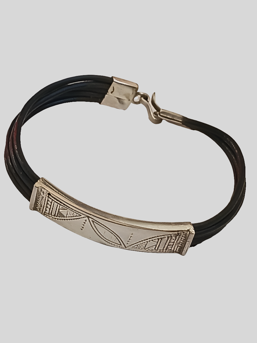 Bracelet touareg en argent avec des cordons en cuir