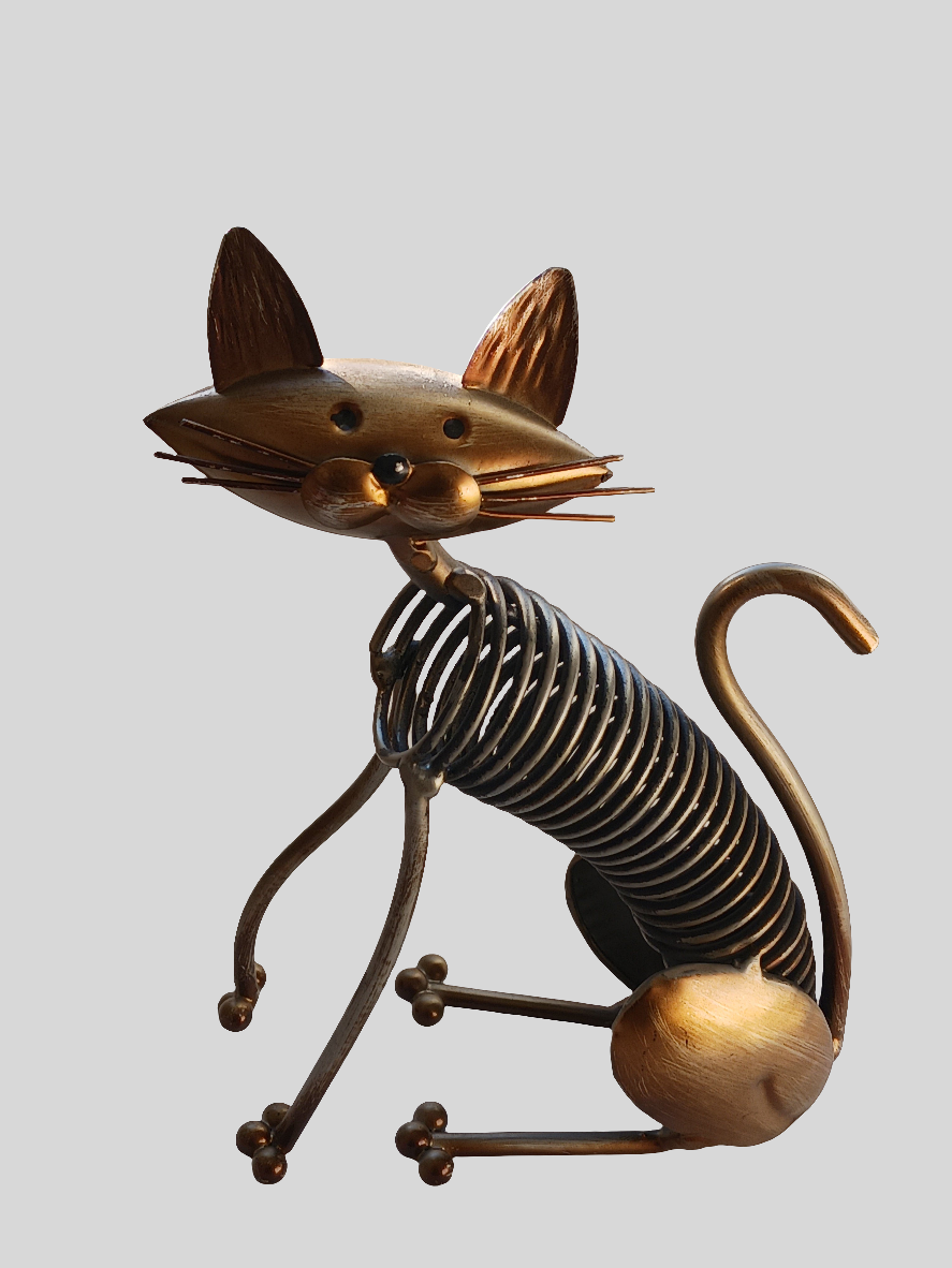 Chat en métal assis
