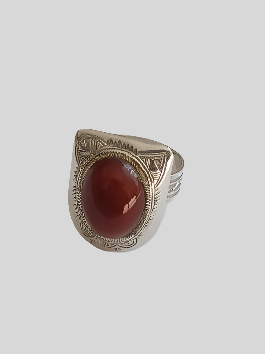 Bague touarègue en argent ciselé ornée d'une jolie pierre agate