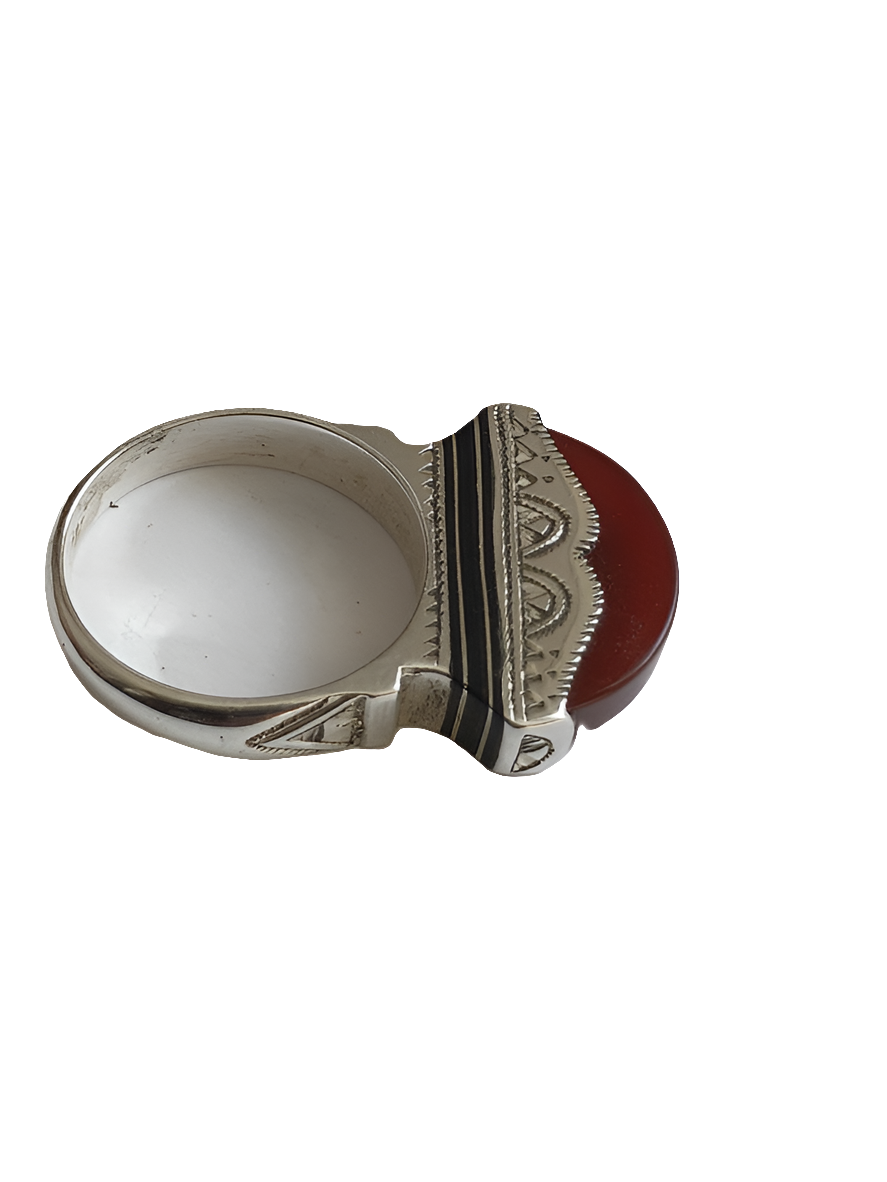 Bague touarègue en argent ciselé ornée d'une pierre agate